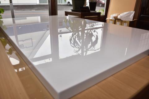 こたつテーブル 白　120㎝　鏡面仕上げの風景の映り込みの写真　天板上部