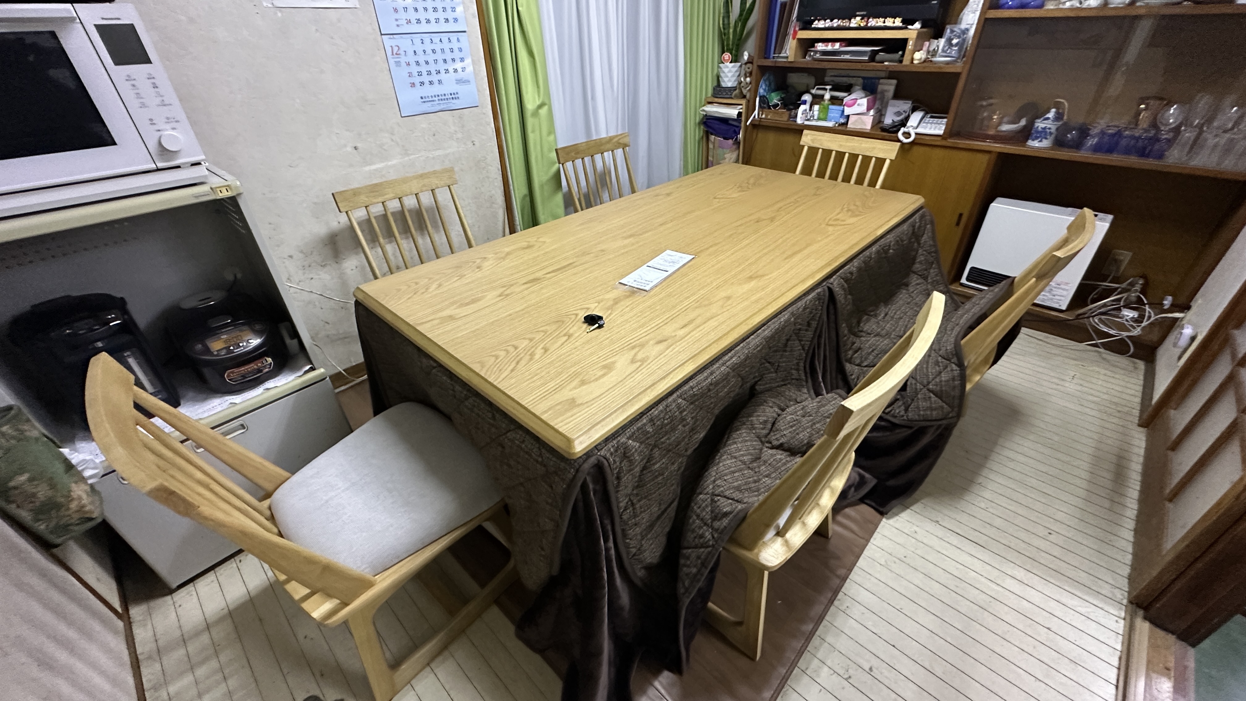 花屋さんの休憩室に設置した6人掛けダイニングこたつ「つばき180NA」と椅子