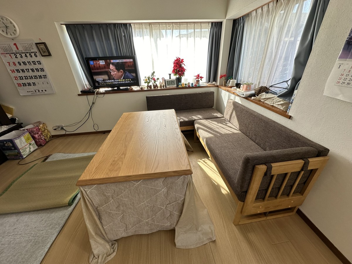 厚木市のお宅のLDKに設置したデニー120ナチュラルのこたつテーブルとL字のソファー