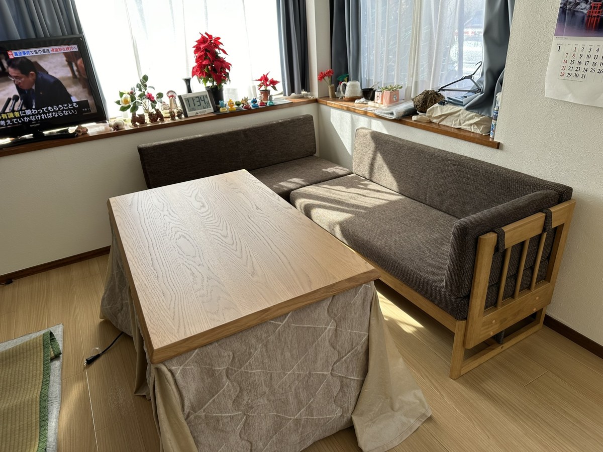 厚木市のお宅のLDKに設置したデニー120ナチュラルのこたつテーブルとL字のソファー