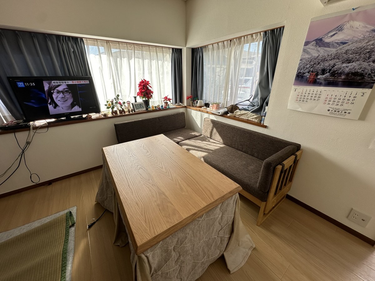 厚木市のお宅のLDKに設置したデニー120ナチュラルのこたつテーブルとL字のソファー