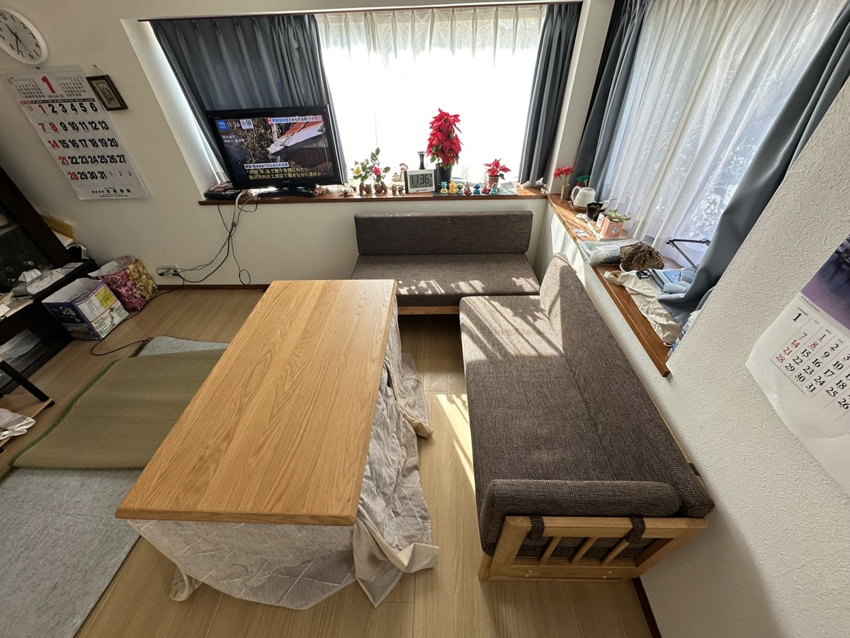 厚木市のお宅のLDKに設置したデニー120ナチュラルのこたつテーブルとL字のソファー