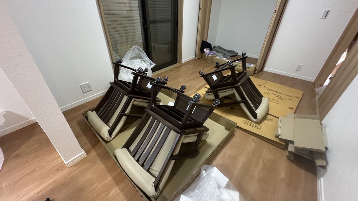 室内で組み立てている肘掛けとキャスター付きの椅子4脚