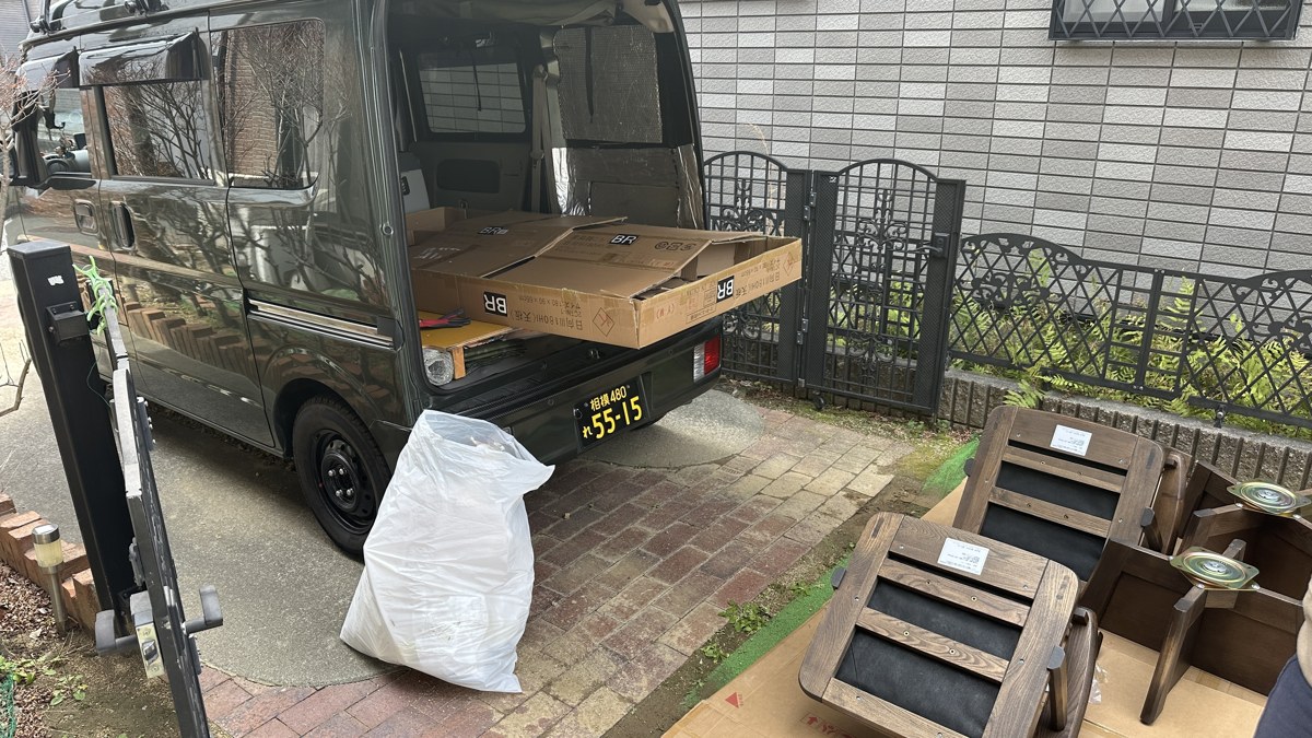 浜松市のお宅への納品時、車から下ろしたダイニングこたつの部材と椅子
