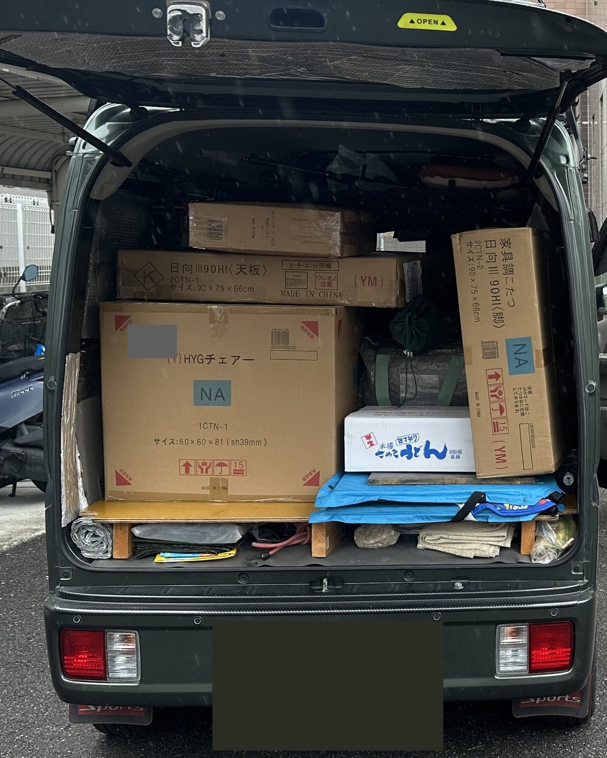 納品先へ運んだ日向90の梱包を積んだ車