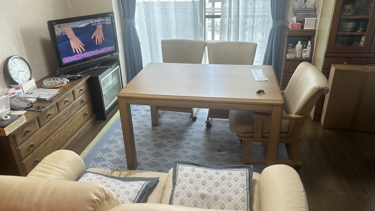 小金井市のリビングに設置したダイニングこたつつばき120NAと計3脚の椅子、手前のソファー