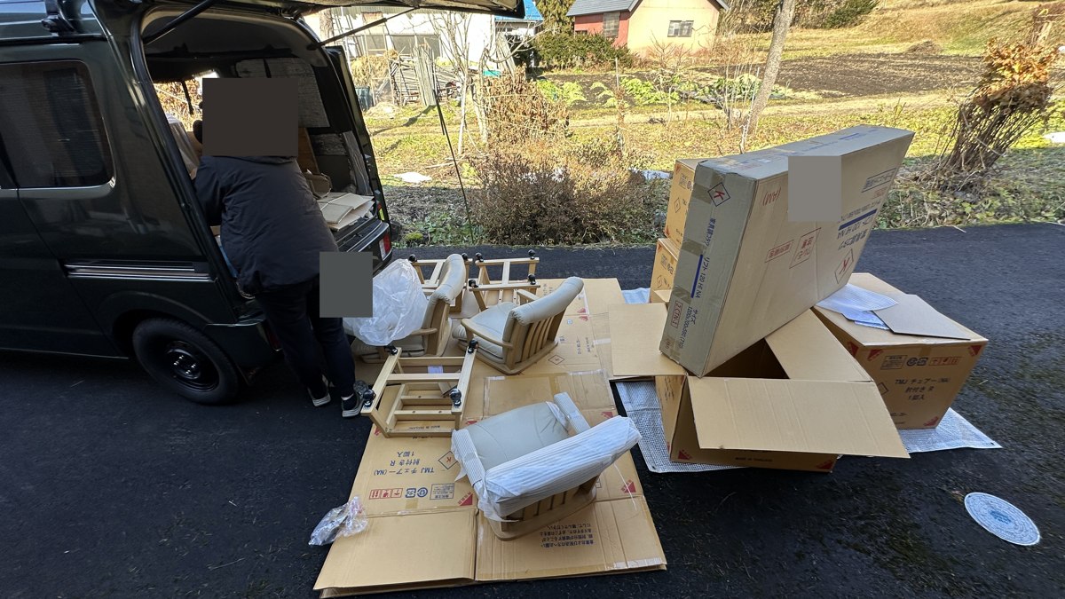 納品先で開梱したダイニングこたつと椅子