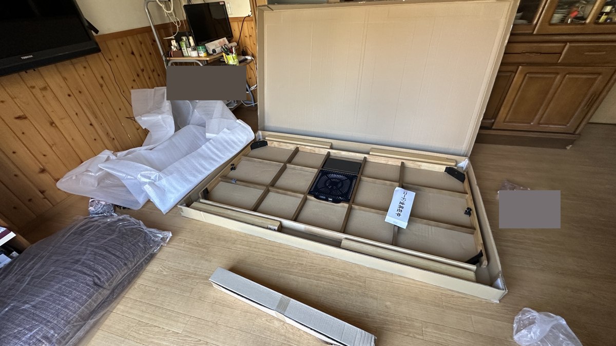 室内で箱から出したダイニングこたつの天板と部材