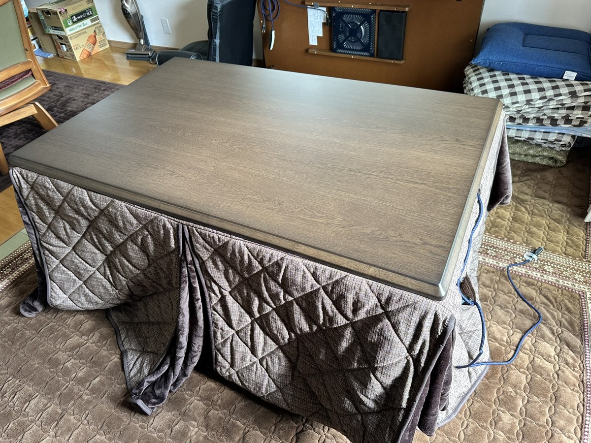 専用布団と天板を取り付けたこたつテーブル