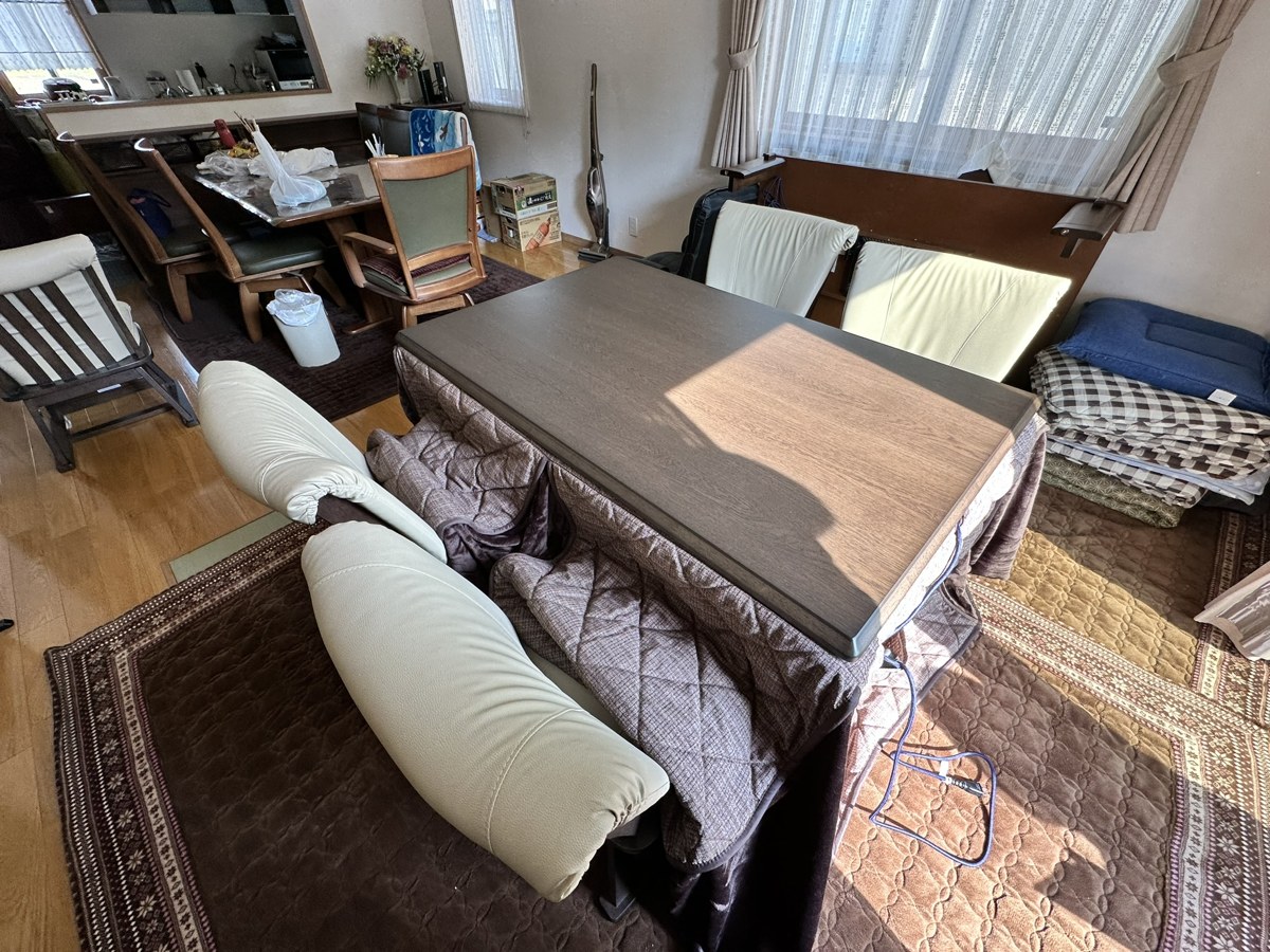 南相馬市のお宅の南側の窓際に設置したダイニングこたつつばき135BRと椅子