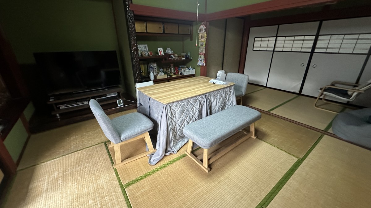 珠洲市のお宅の畳のお部屋に設置したパルム135HIナチュラルと椅子2脚・ベンチ