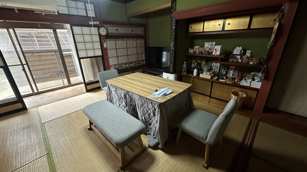 珠洲市のお宅の畳のお部屋に設置したパルム135HIナチュラルと椅子2脚・ベンチ