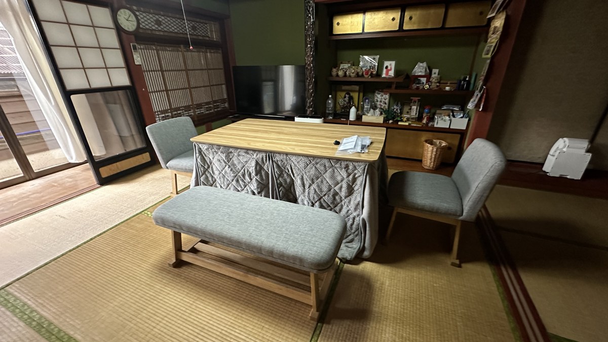 珠洲市のお宅の畳のお部屋に設置したパルム135HIナチュラルと椅子2脚・ベンチ