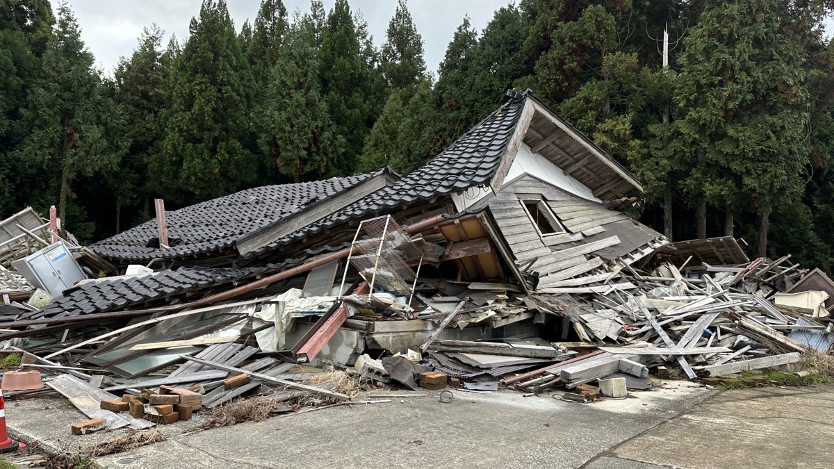 2024年11月24日の納品の道中で撮影した、被災した建物の様子