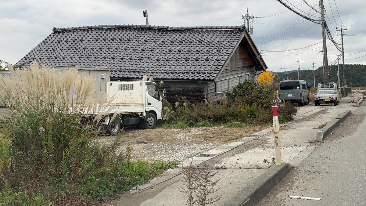 納品当日の道中で見かけた、被災の跡が残る建物です。