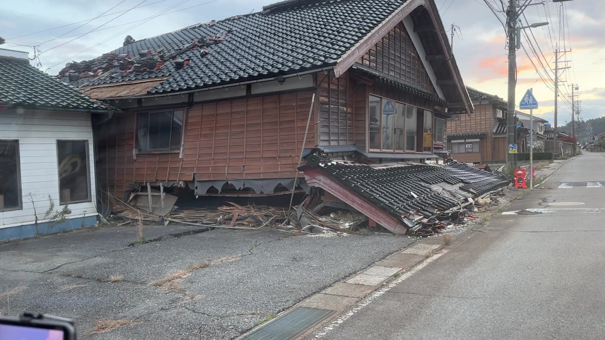 道路沿いで撮影した、屋根などに被害の残る建物の様子です。