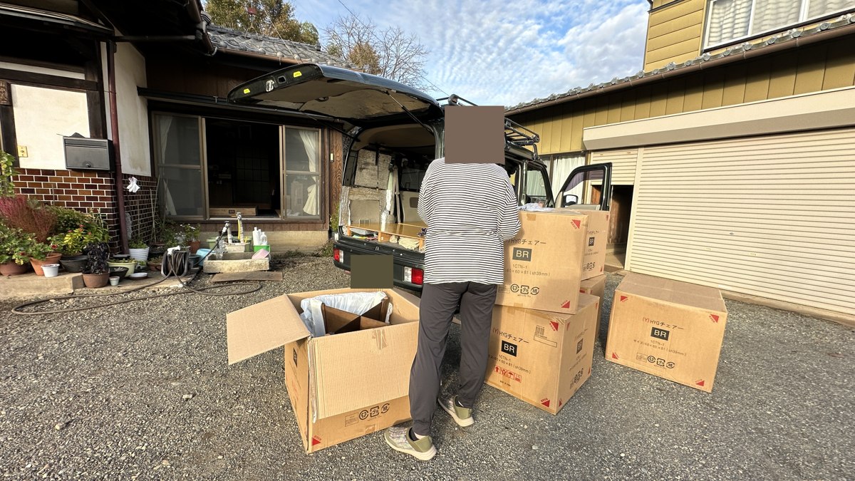 上野原市の納品先で車から降ろした椅子の梱包